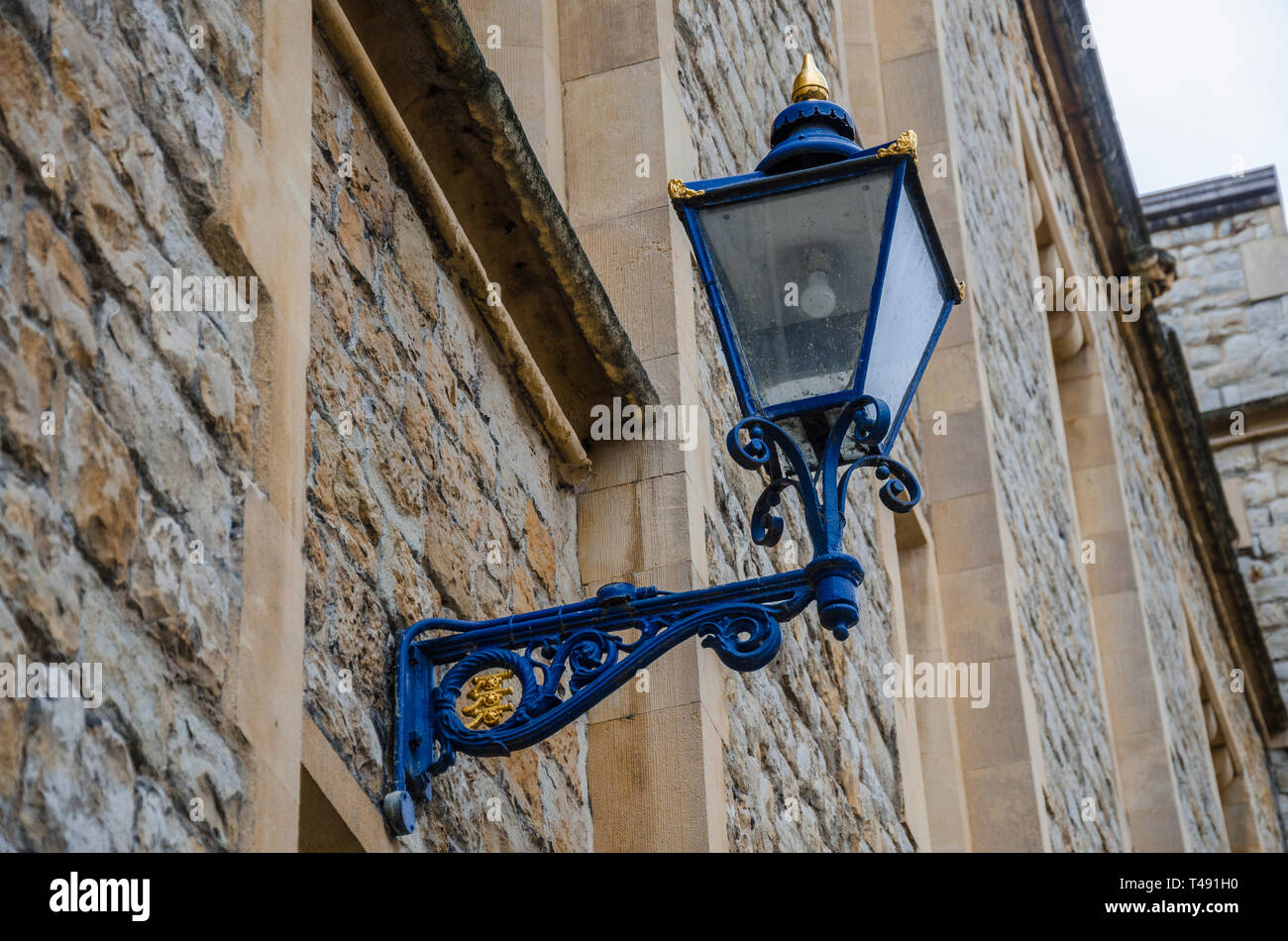Un ornato lampada montata su una parete di pietra. Foto Stock