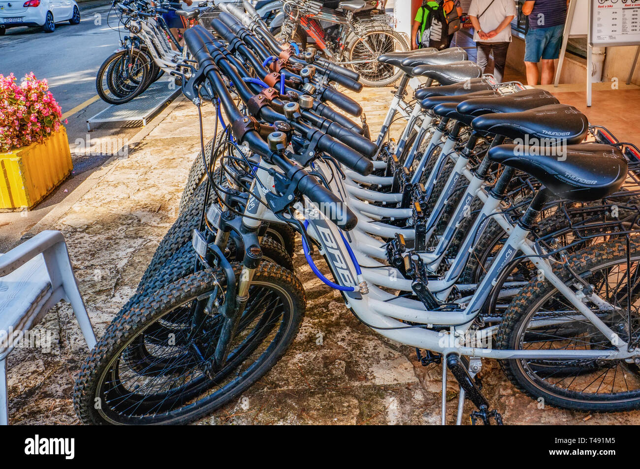 Porec, in Croazia, 29 agosto 2018: Il parcheggio per le bici e noleggio bici  a Porec in aria aperta estate Foto stock - Alamy