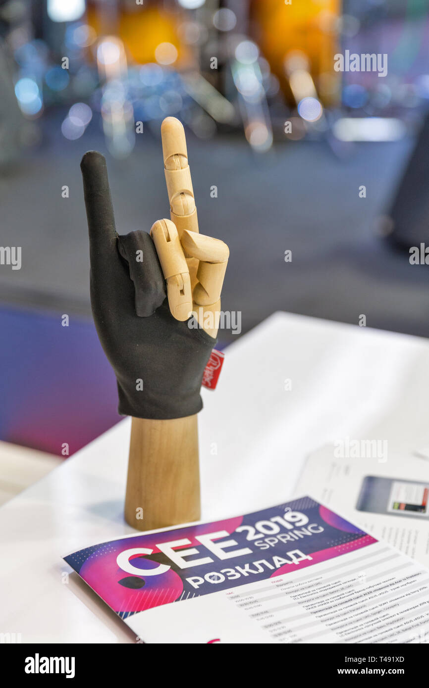 Kiev, Ucraina - 06 Aprile, 2019: a mano in legno di corna gesto e la CEE 2019 logo, il più grande consumer electronics trade show di Ucraina in TETRA PACK CE. Foto Stock