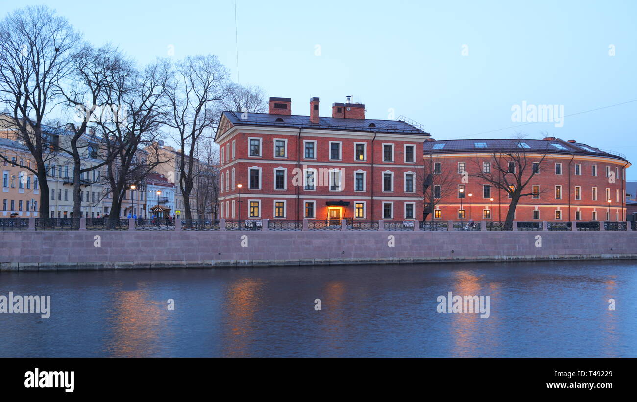 San Pietroburgo, Russia - 7 aprile 2019: Persone che riposano e camminano sull'isola di New Holland nel centro di San Pietroburgo. Foto Stock