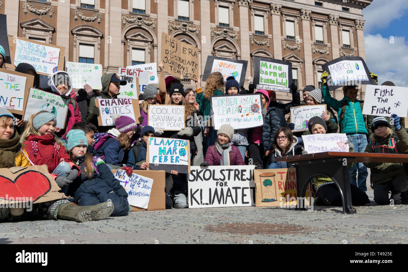 Stoccolma, Svezia. 12 Aprile, 2019. Gli attivisti del clima di tutte le età la giunzione 16-anno-vecchio svedese Thunberg Greta per la scuola sciopero contro il cambiamento climatico. Foto Stock