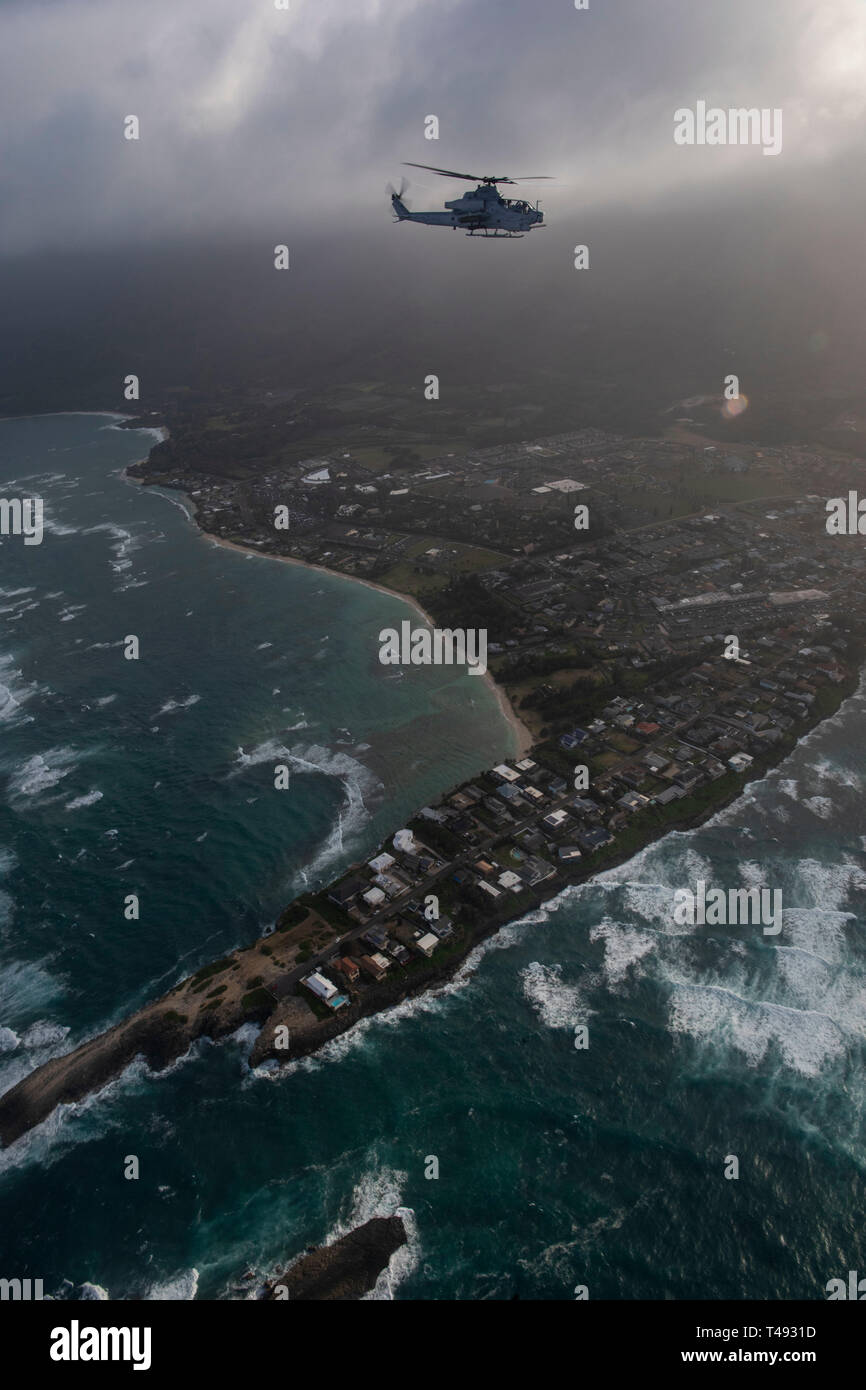 Un U.S. Marine Corps AH-1Z Viper elicottero d'assalto con Marine Attacco leggero elicottero Squadron 367 conduce un memoriale di volo 12 aprile 2019 su Oahu, Hawaii. Il volo era in onore di Marine Viper piloti Capt. Brannon e il Mag. Matteo M. Wiegand, coloro che sono stati uccisi in un incidente il 30 marzo. Foto Stock