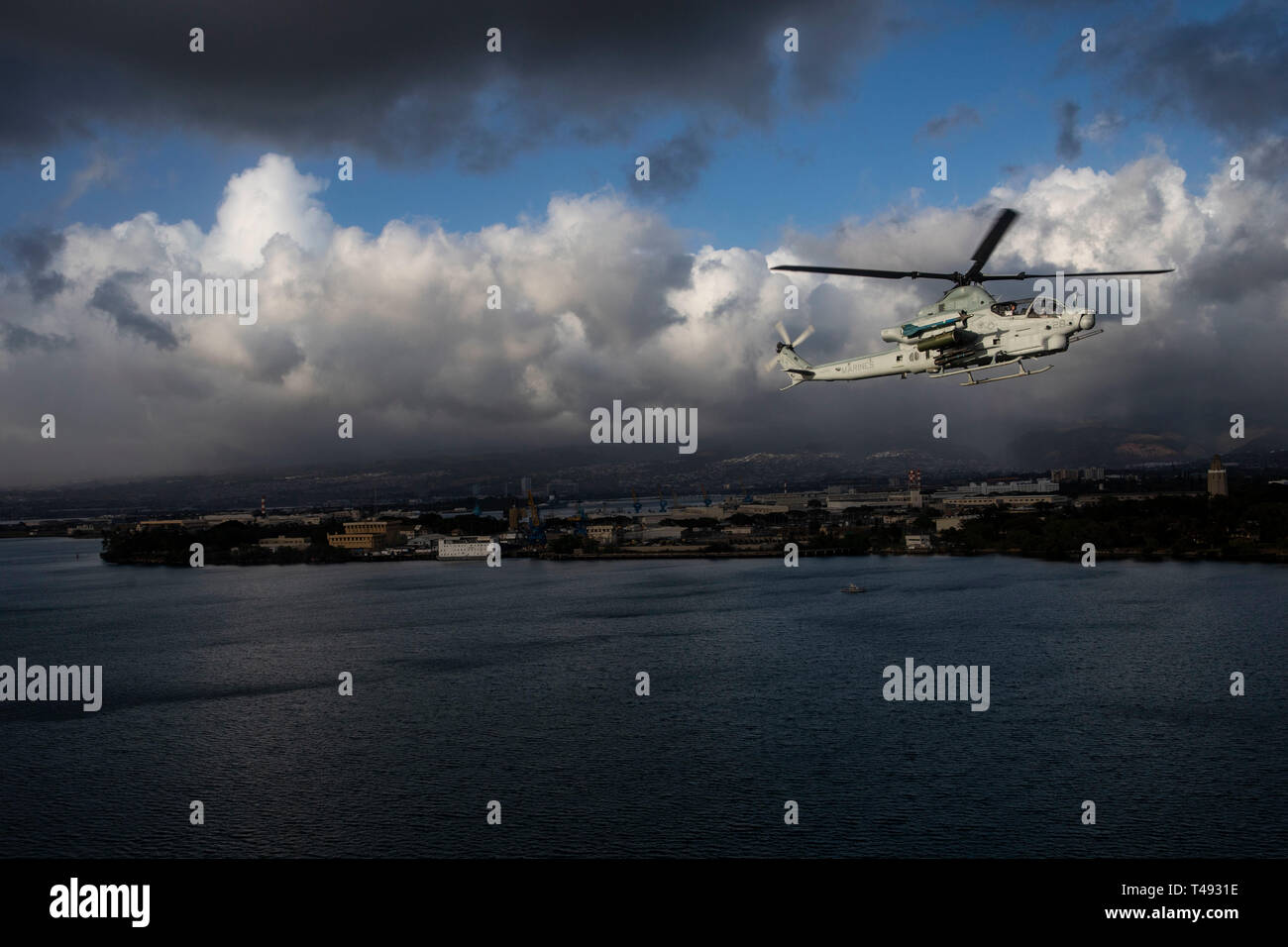 Un U.S. Marine Corps AH-1Z Viper elicottero d'assalto con Marine Attacco leggero elicottero Squadron 367 conduce un memoriale di volo 12 aprile 2019 su Oahu, Hawaii. Il volo era in onore di Marine Viper piloti Capt. Brannon e il Mag. Matteo M. Wiegand, coloro che sono stati uccisi in un incidente il 30 marzo. Foto Stock