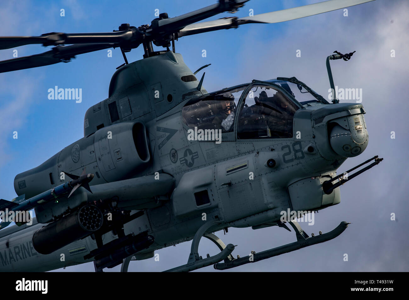 Un U.S. Marine Corps AH-1Z Viper elicottero d'assalto con Marine Attacco leggero elicottero Squadron 367 conduce un memoriale di volo 12 aprile 2019 su Oahu, Hawaii. Il volo era in onore di Marine Viper piloti Capt. Brannon e il Mag. Matteo M. Wiegand, coloro che sono stati uccisi in un incidente il 30 marzo. Foto Stock