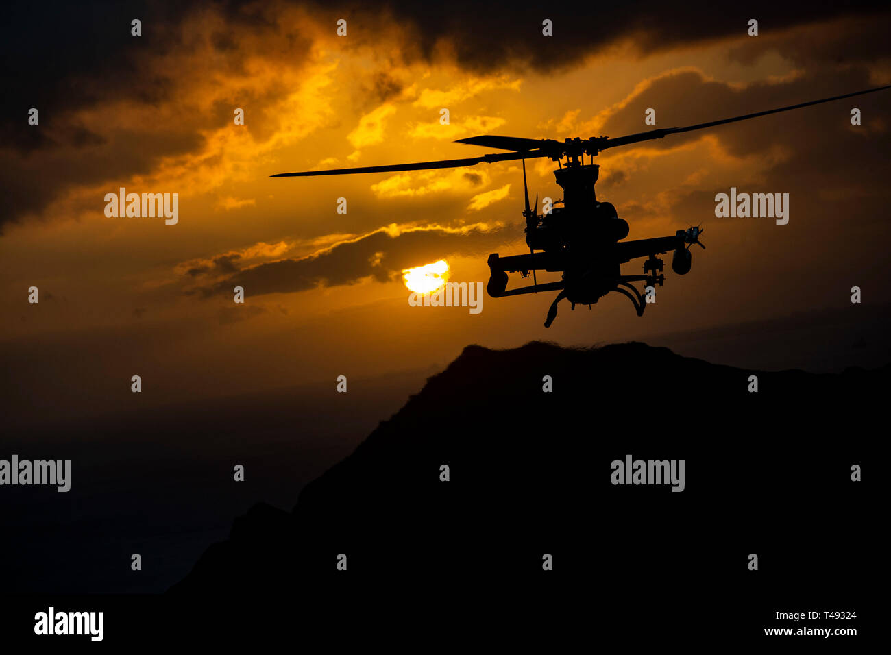 Un U.S. Marine Corps AH-1Z Viper elicottero d'assalto con Marine Attacco leggero elicottero Squadron 367 conduce un memoriale di volo 12 aprile 2019 su Oahu, Hawaii. Il volo era in onore di Marine Viper piloti Capt. Brannon e il Mag. Matteo M. Wiegand, coloro che sono stati uccisi in un incidente il 30 marzo. Foto Stock