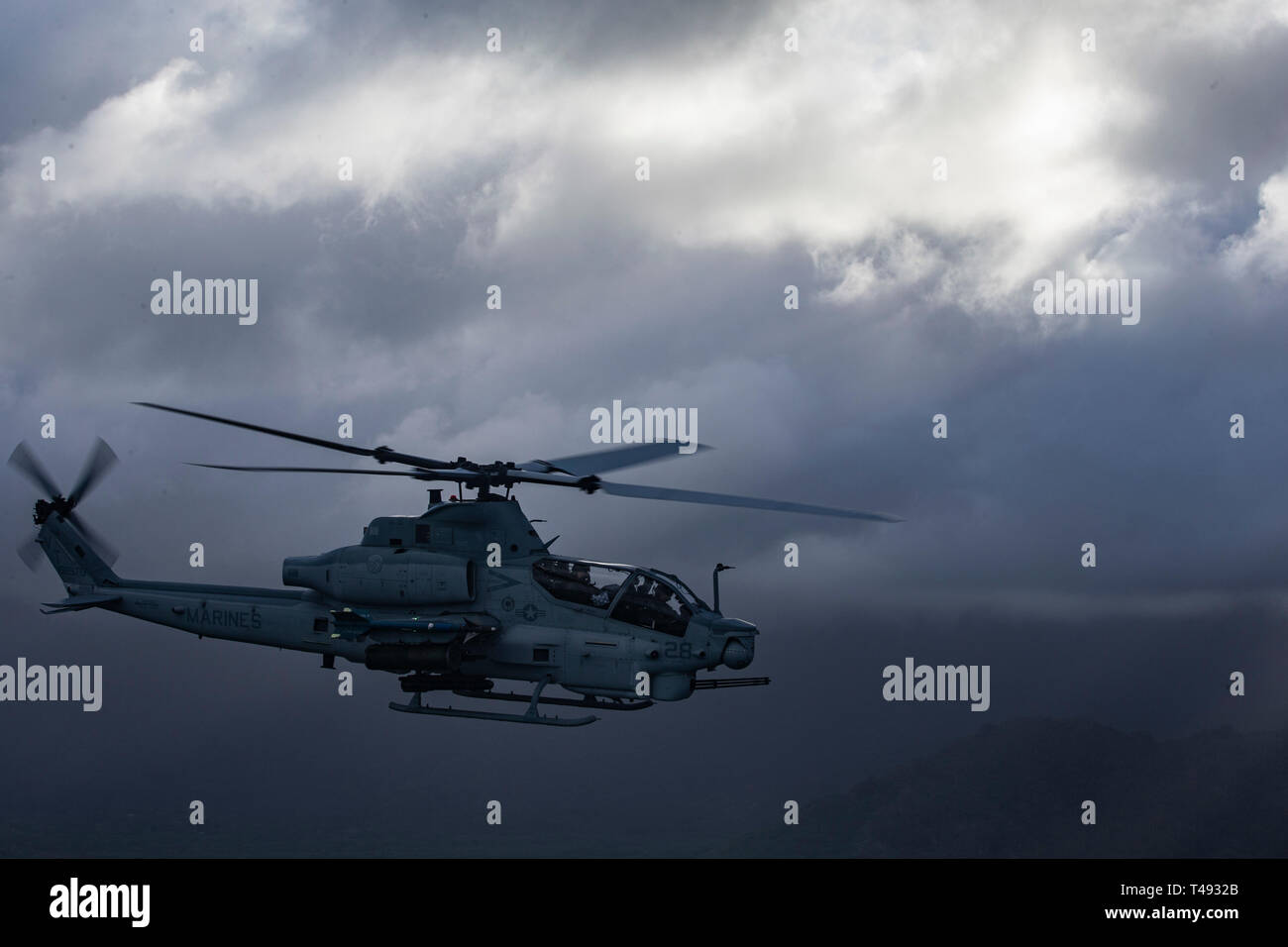 Un U.S. Marine Corps AH-1Z Viper elicottero d'assalto con Marine Attacco leggero elicottero Squadron 367 conduce un memoriale di volo 12 aprile 2019 su Oahu, Hawaii. Il volo era in onore di Marine Viper piloti Capt. Brannon e il Mag. Matteo M. Wiegand, coloro che sono stati uccisi in un incidente il 30 marzo. Foto Stock