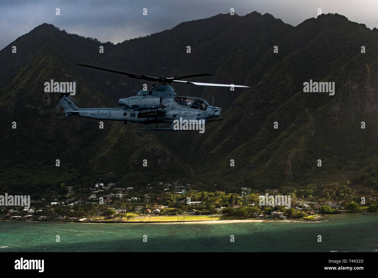 Un U.S. Marine Corps AH-1Z Viper elicottero d'assalto con Marine Attacco leggero elicottero Squadron 367 conduce un memoriale di volo 12 aprile 2019 su Oahu, Hawaii. Il volo era in onore di Marine Viper piloti Capt. Brannon e il Mag. Matteo M. Wiegand, coloro che sono stati uccisi in un incidente il 30 marzo. Foto Stock