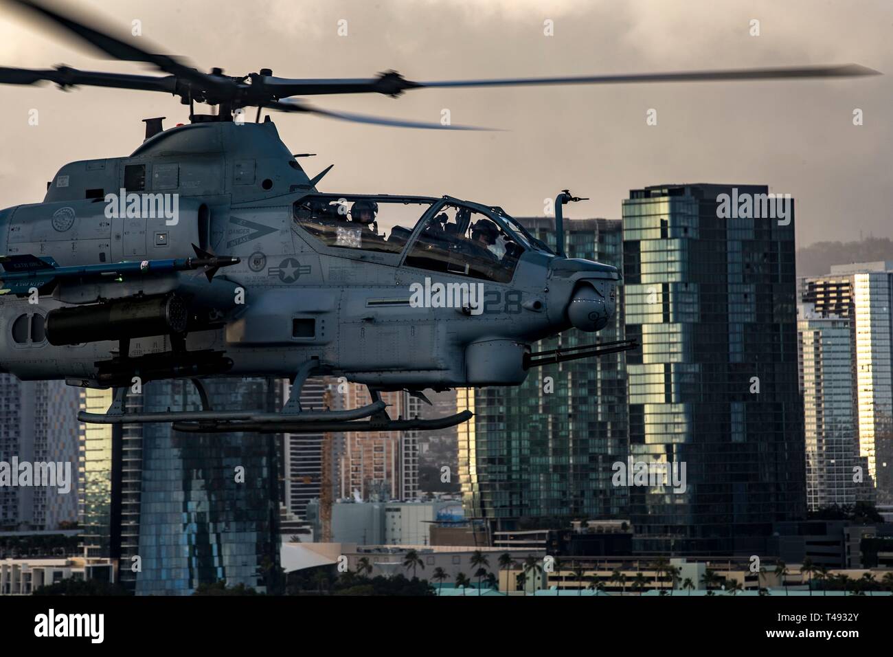 Un U.S. Marine Corps AH-1Z Viper elicottero d'assalto con Marine Attacco leggero elicottero Squadron 367 conduce un memoriale di volo 12 aprile 2019 su Oahu, Hawaii. Il volo era in onore di Marine Viper piloti Capt. Brannon e il Mag. Matteo M. Wiegand, coloro che sono stati uccisi in un incidente il 30 marzo. Foto Stock