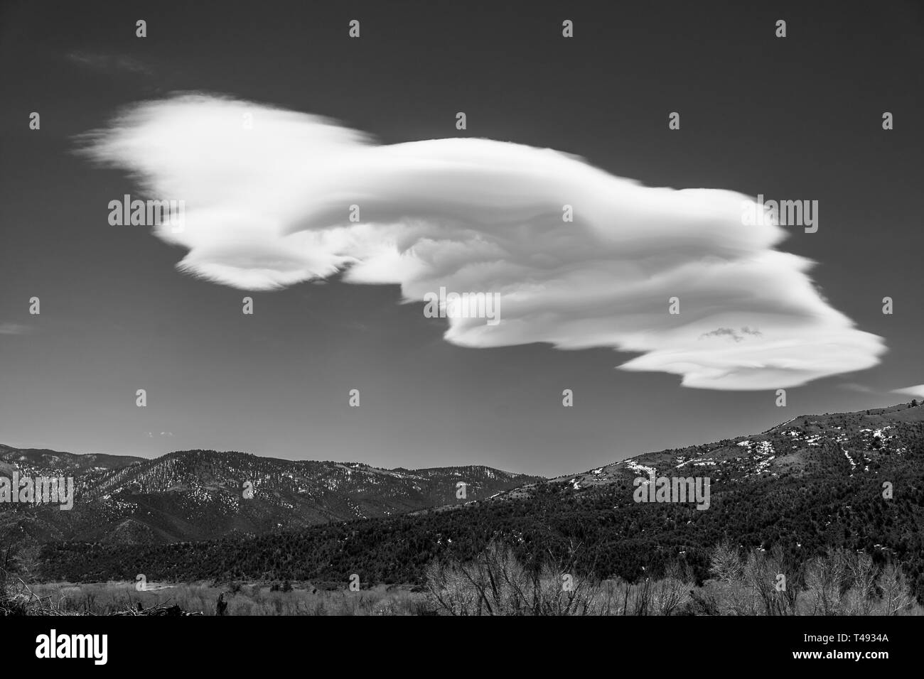 In bianco e nero di insolite formazioni di nubi contro chiaro cielo blu cobalto; Metodista di montagna; central Colorado, STATI UNITI D'AMERICA Foto Stock