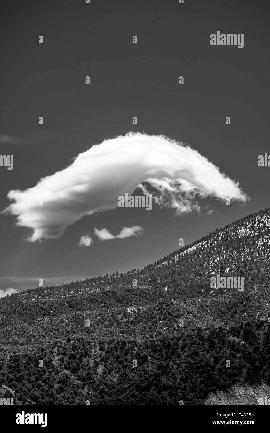 In bianco e nero di insolite formazioni di nubi contro chiaro cielo blu cobalto; Metodista di montagna; central Colorado, STATI UNITI D'AMERICA Foto Stock