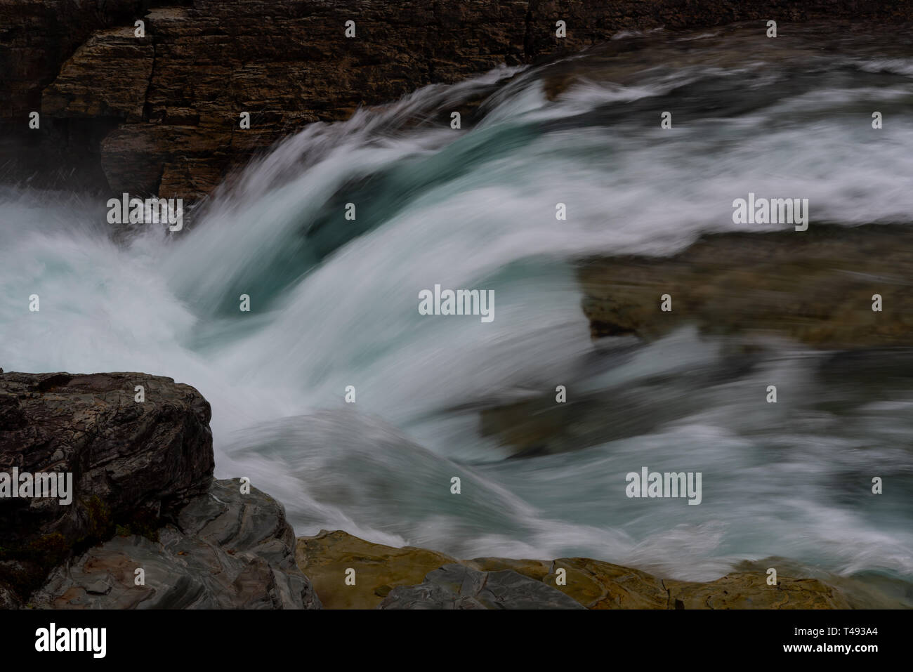 Correndo acqua con una lunga esposizione attraverso canyon spesse rocce Foto Stock