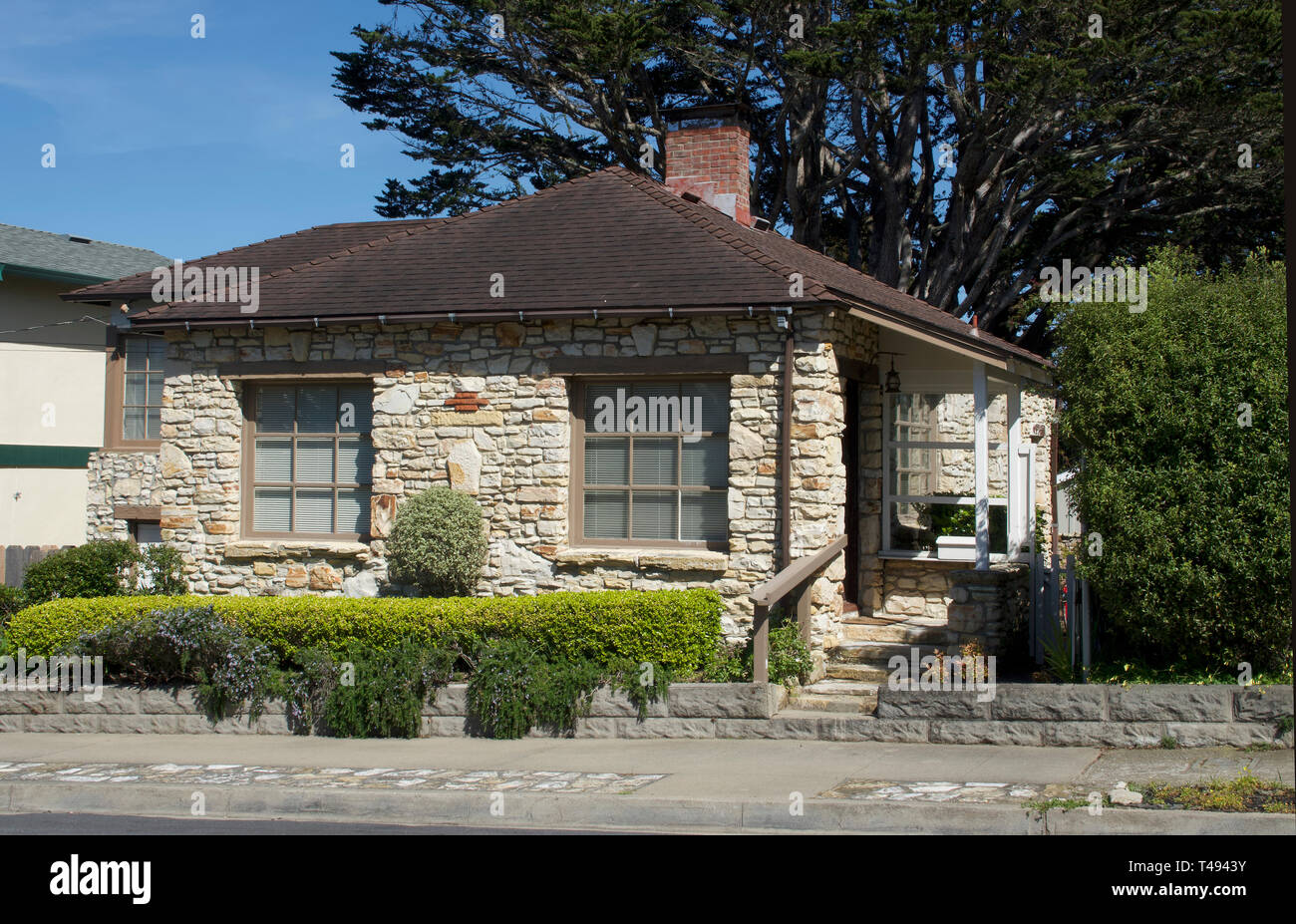 Pacific Grove, California, Stati Uniti d'America il 13 aprile 2019 caratteristico e case a prezzi accessibili in Pacific Grove, sulla penisola di Monterey, California, Stati Uniti d'America. Foto Stock