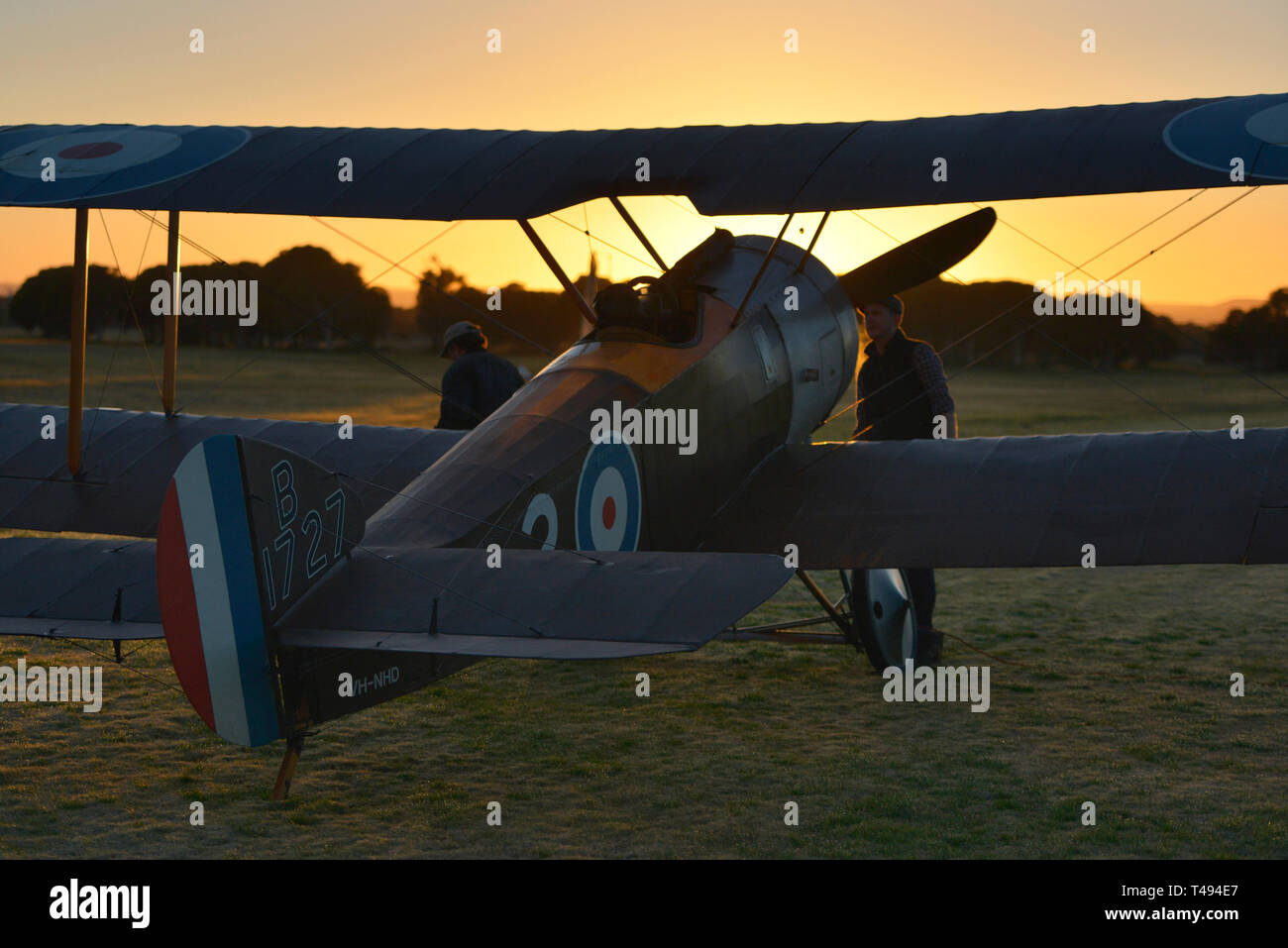 Alba immagini di una prima Guerra Mondiale Sopwith Pup biplanari a prepararsi per una missione, serpentina airfield, Western Australia. Foto Stock