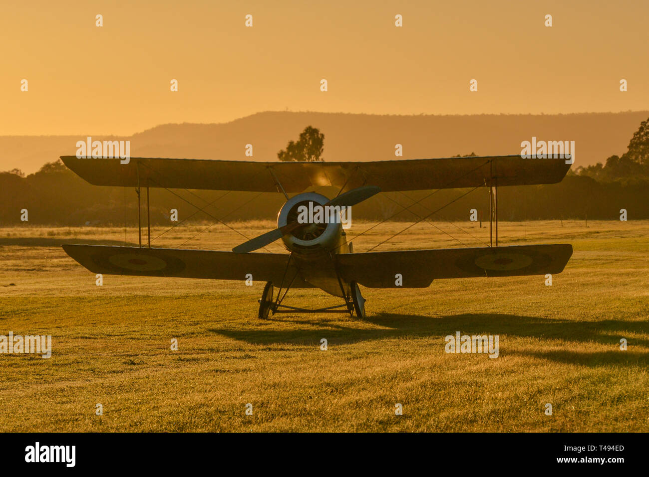 Un alba stagliano immagine di una prima Guerra Mondiale Sopwith Pup biplanari a decollare, serpentina airfield, Western Australia. Foto Stock