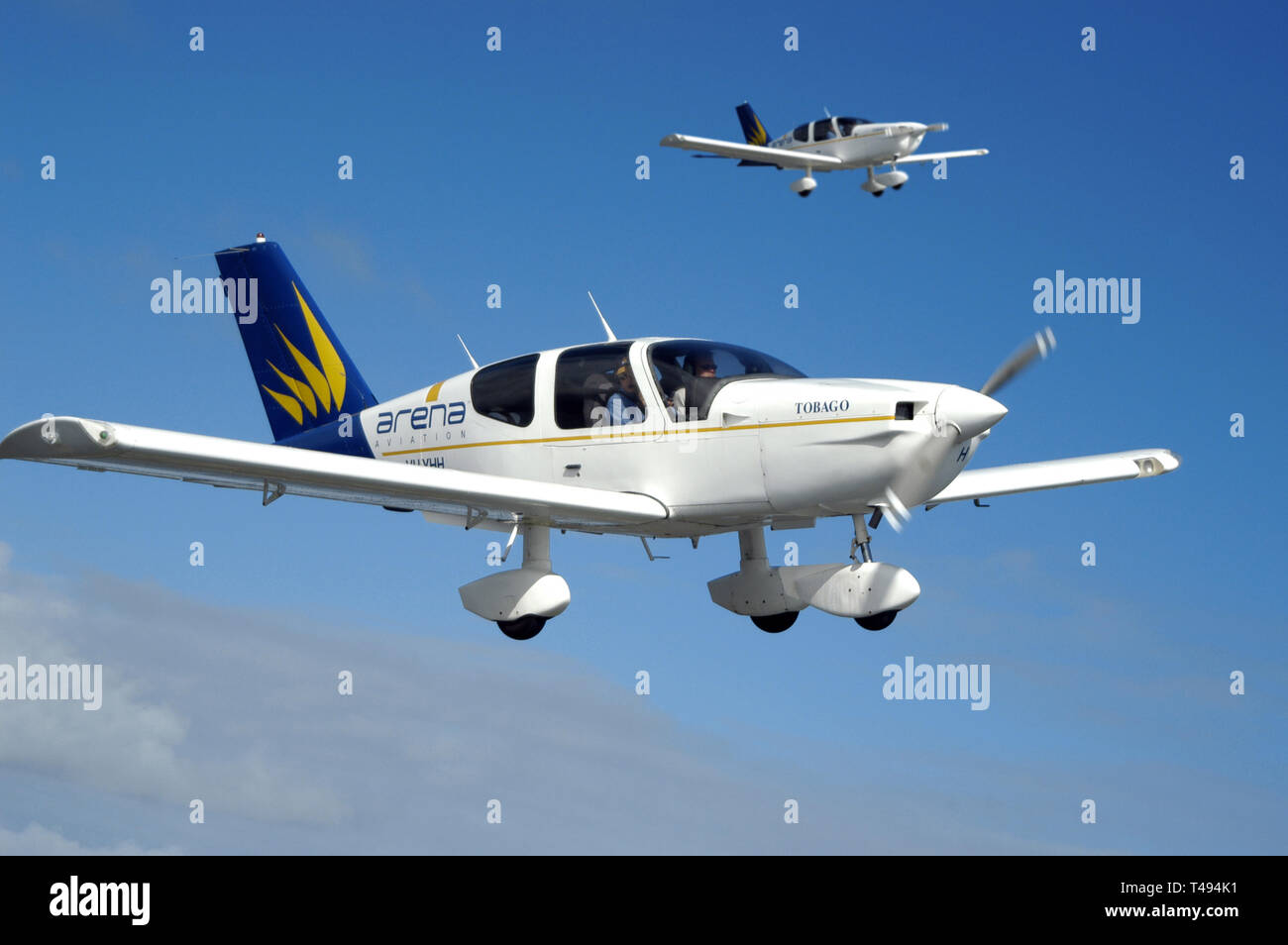 Un aria-aria del telaio due Socata Tobago velivolo formazione in formazione contro un cielo blu. Foto Stock