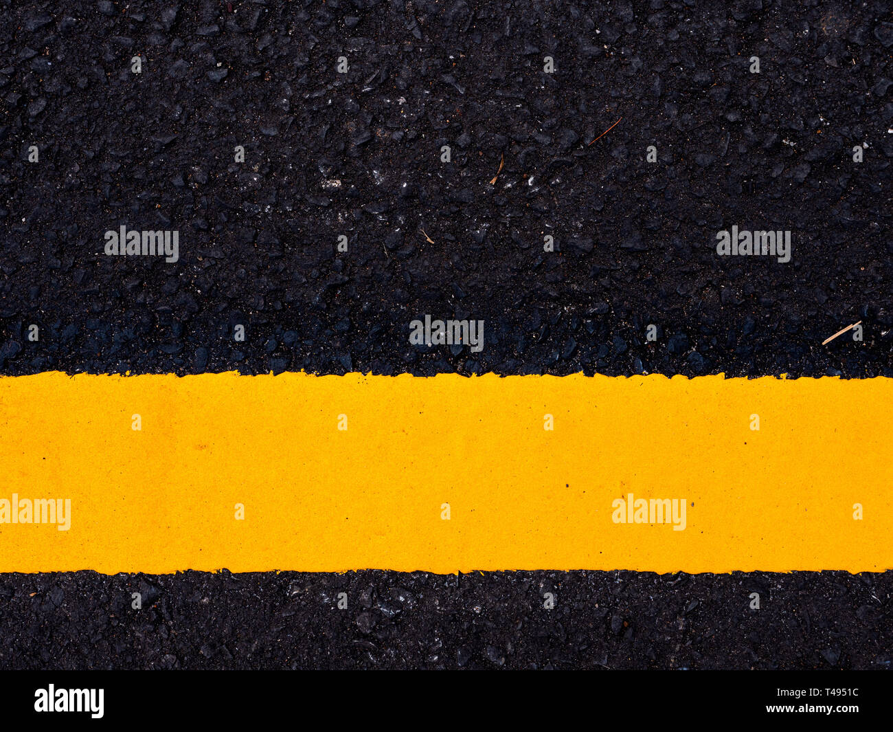 Vicino la superficie stradale, giallo linea di traffico su strada Foto Stock