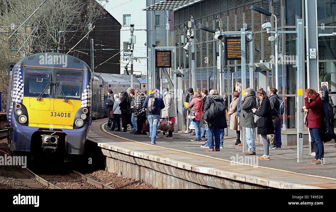In treno con i pendolari o passeggeri a Partick stazione ferroviaria, Glasgow, Scotland, Regno Unito Foto Stock