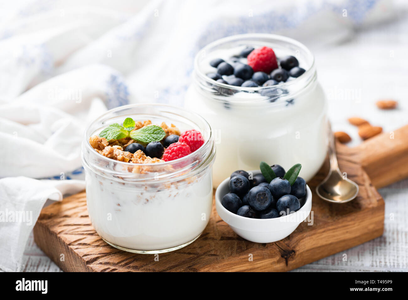 Naturale di Yogurt Greco con frutti di bosco freschi e granola in barattolo. Mangiare sano, uno stile di vita sano, sportivo di idoneità alimentare il concetto di menu Foto Stock