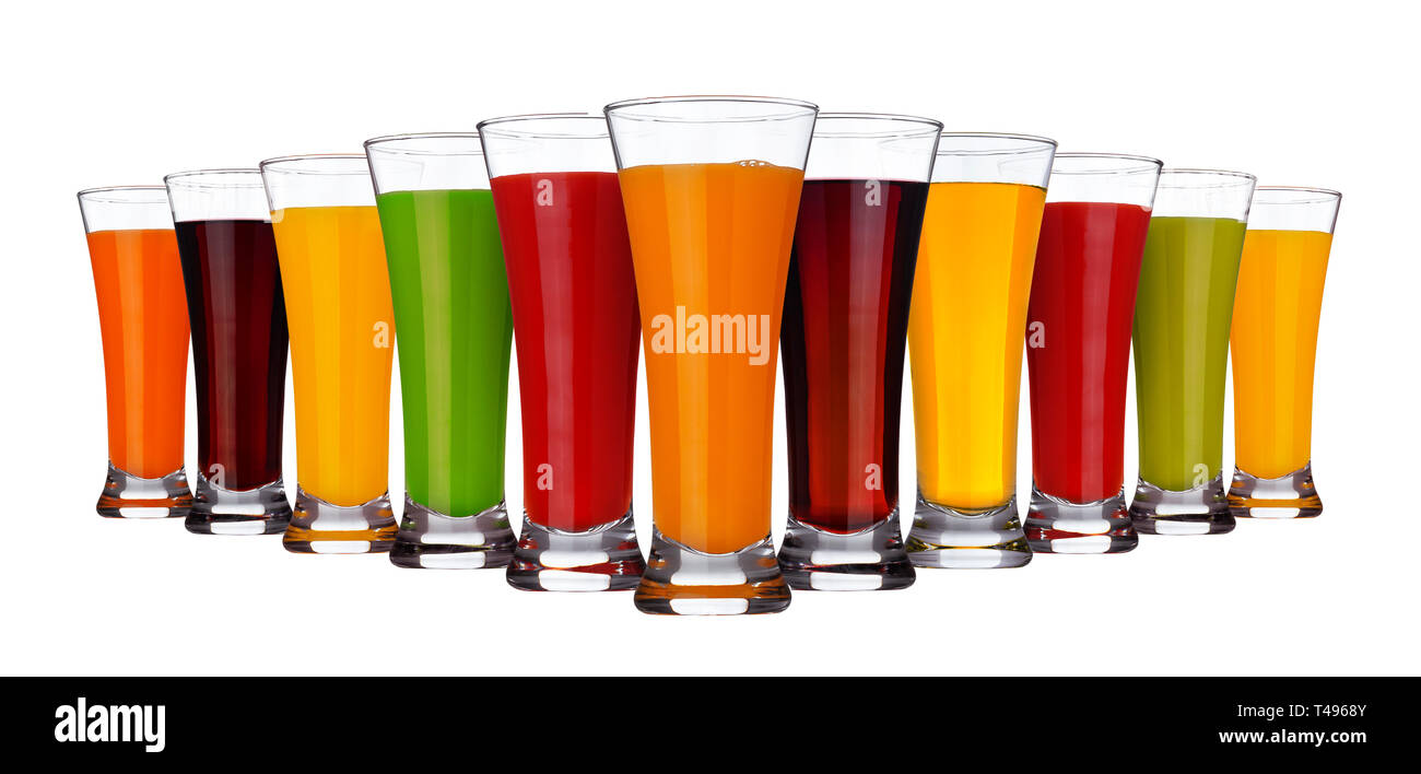 Succo di frutta concetto, bicchieri di diversi succhi di frutta e verdura  isolati su sfondo bianco Foto stock - Alamy