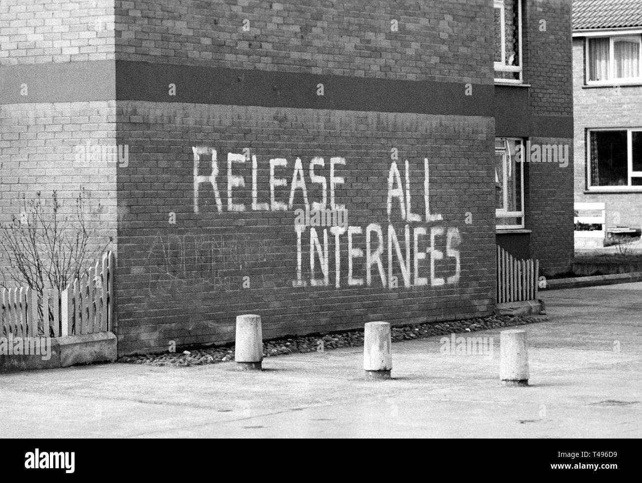 Rilasciare tutti gli internati graffiti Bogside, Derry, Londonderry, Irlanda del Nord Foto Stock