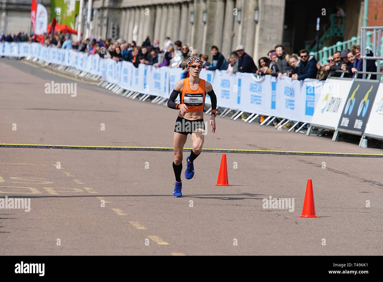 Brighton ,England Regno Unito 14 aprile 2019. Helen Davies eseguendo gli ultimi dieci metri verso il traguardo a Madeira Drive Brighton , a prendere Womens in primo luogo del decimo Brighton marathon. Foto Stock