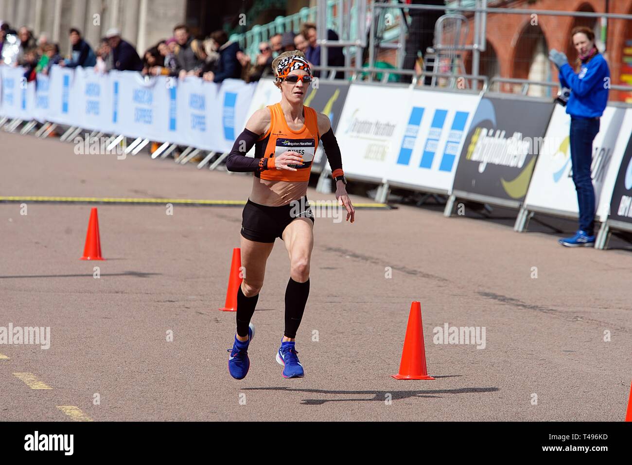 Brighton ,England Regno Unito 14 aprile 2019. Helen Davies eseguendo gli ultimi dieci metri verso il traguardo a Madeira Drive Brighton , a prendere Womens in primo luogo del decimo Brighton marathon. Foto Stock