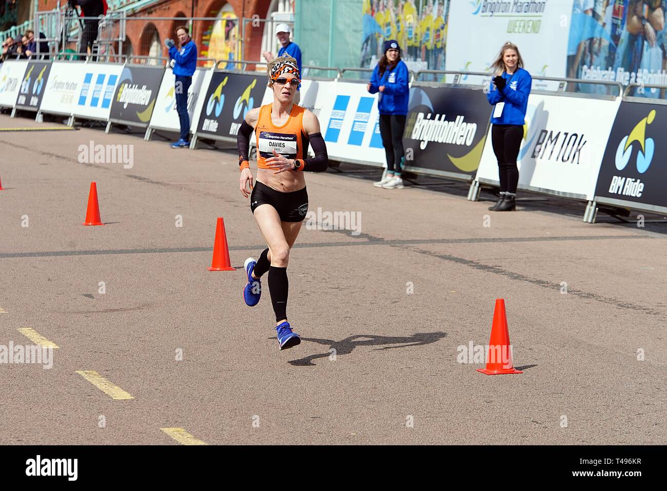 Brighton ,England Regno Unito 14 aprile 2019. Helen Davies eseguendo gli ultimi dieci metri verso il traguardo a Madeira Drive Brighton , a prendere Womens in primo luogo del decimo Brighton marathon. Foto Stock