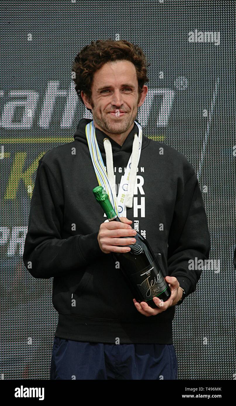 Brighton ,England Regno Unito 14 aprile 2019. Pietro Le Grice, vince il decimo brighton maratona con un PB di 2.18.04 rompere il record di corso. Foto Stock