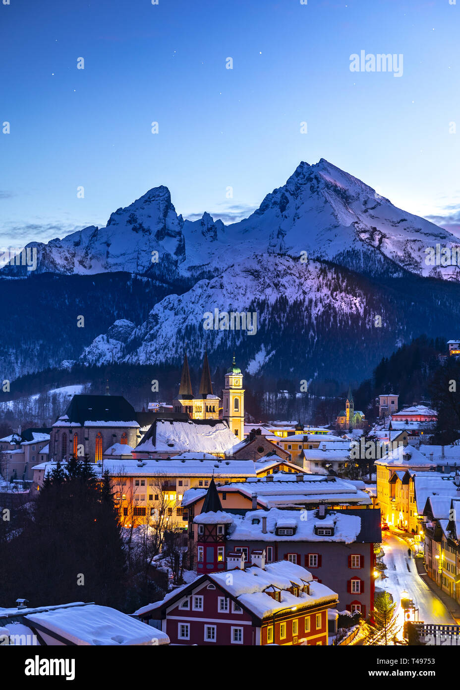 Storica città di Berchtesgaden con il famoso monte Watzmann in background, parco nazionale Berchtesgadener, Alta Baviera, Germania Foto Stock