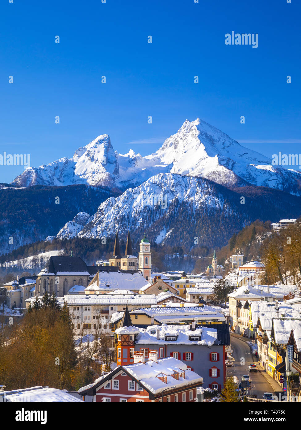 Storica città di Berchtesgaden con il famoso monte Watzmann in background, parco nazionale Berchtesgadener, Alta Baviera, Germania Foto Stock