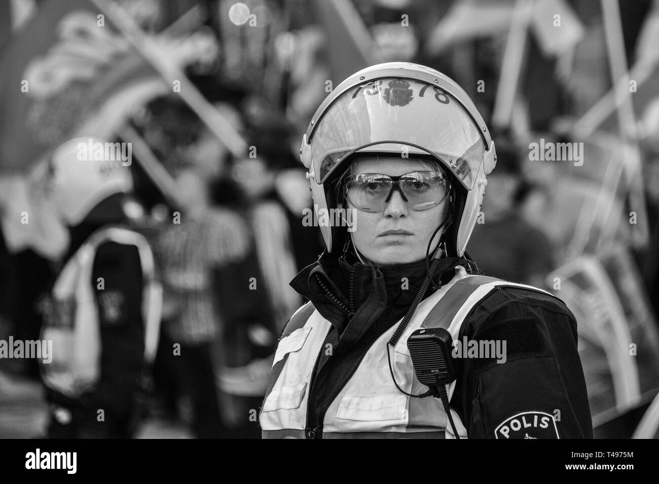 Femmina funzionario di polizia, ala destra demonstrarion Stoccolma Svezia. Foto Stock