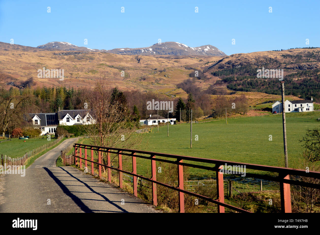 La montagna scozzese Munro Meall Glas dal ponte sul fiume Dochart a Auchessan in Glen Dochart, Highlands scozzesi, Scotland, Regno Unito. Foto Stock