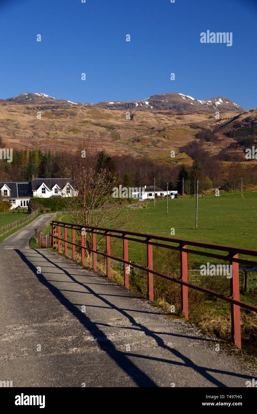La montagna scozzese Munro Meall Glas dal ponte sul fiume Dochart a Auchessan in Glen Dochart, Highlands scozzesi, Scotland, Regno Unito. Foto Stock