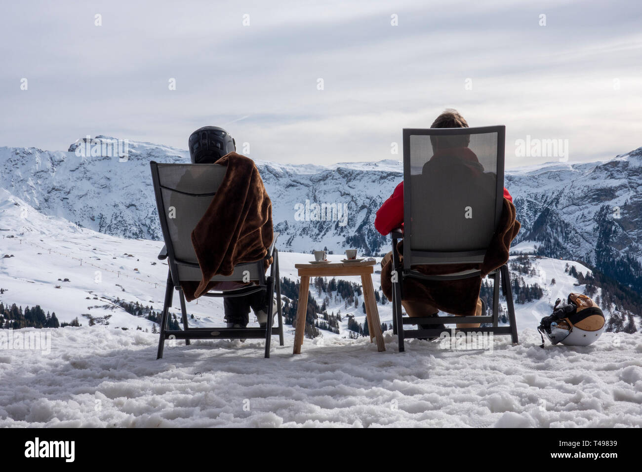 Rilassante con un Espresso dopo una sessione mattutina di sci - upscale ski resort Foto Stock