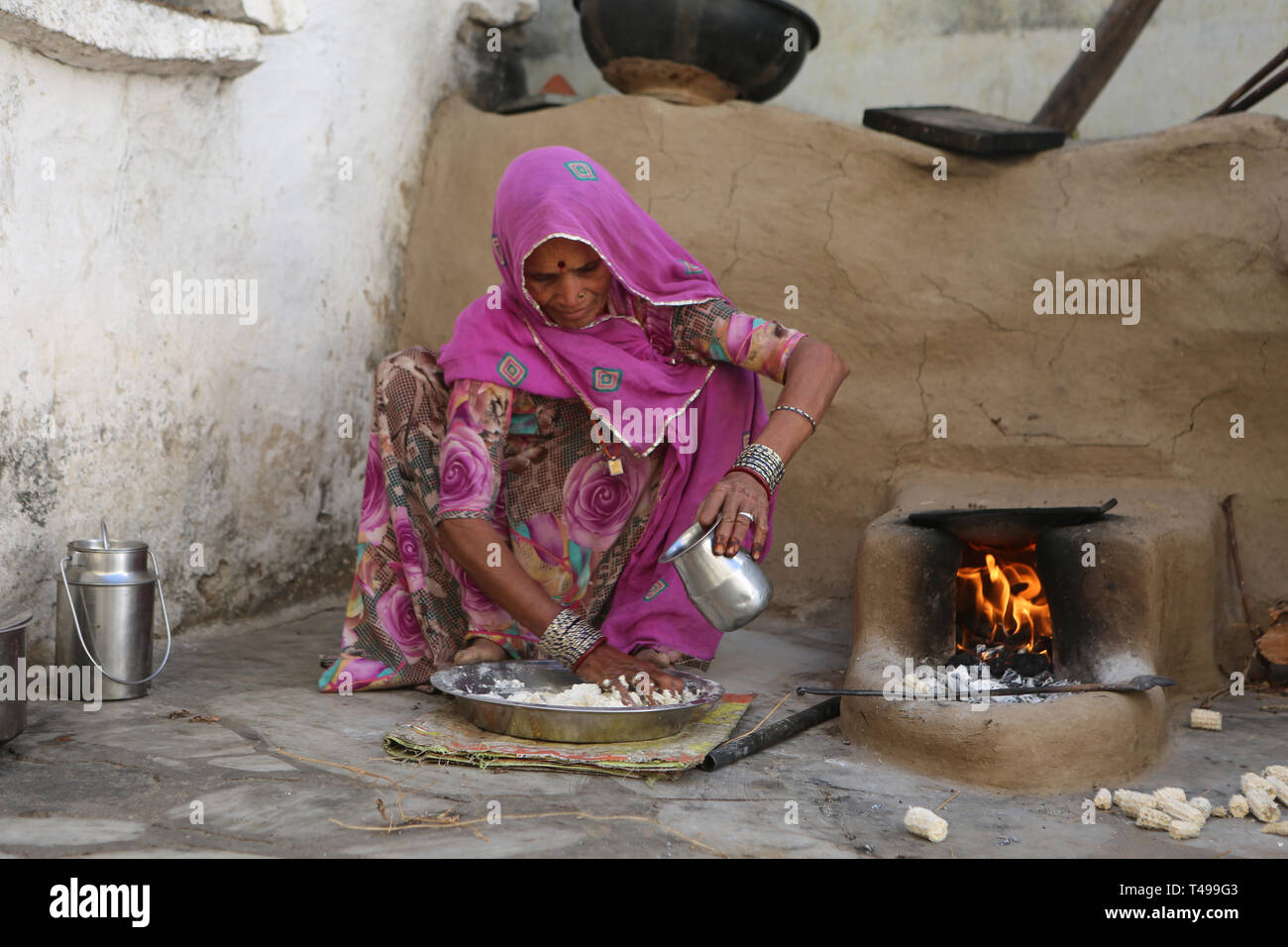 Indiano donna Rajasthani cucinare chapati --- chapatti pane indiano, Jodhpur, Rajasthan, India, Asia Foto Stock