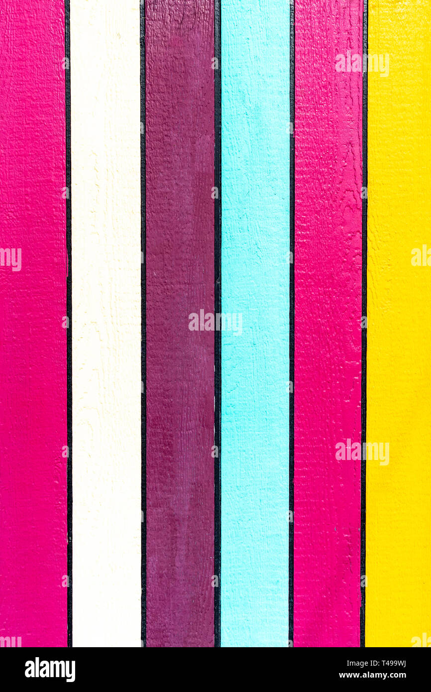 Dipinto luminosamente colorata strisce verticali di legno Foto Stock