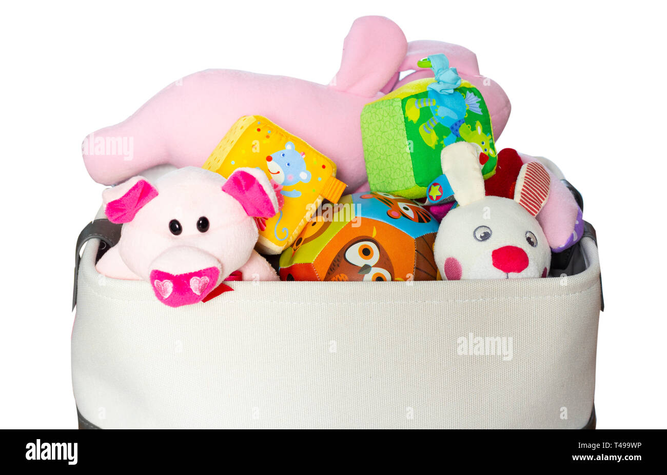 Toy Box piena di giocattoli morbidi isolato su bianco Foto Stock