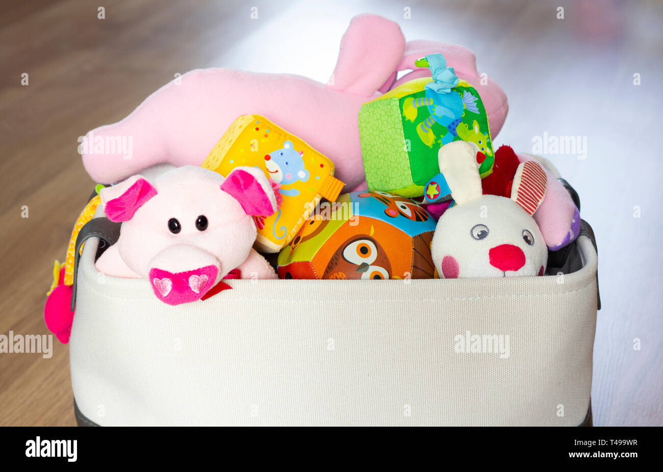 Toy Box piena di giocattoli morbidi Foto Stock