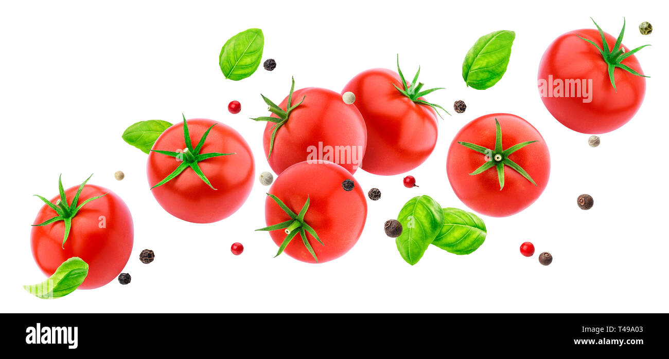 La caduta di insalata di pomodori isolato su sfondo bianco con percorso di clipping, battenti ortaggi freschi ingrediente Foto Stock