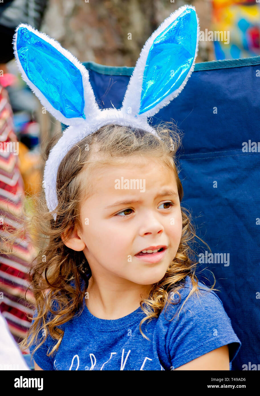 Una ragazza indossa orecchie di coniglietto durante una comunità uovo di Pasqua Caccia al Langan Park, 13 aprile 2019, nel Mobile, Alabama. Foto Stock