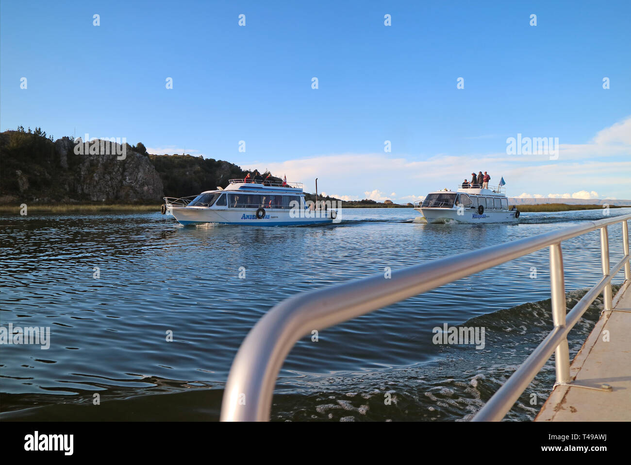 La nave di crociera per il famoso Uros isola galleggiante da Puno porta, Perù Foto Stock