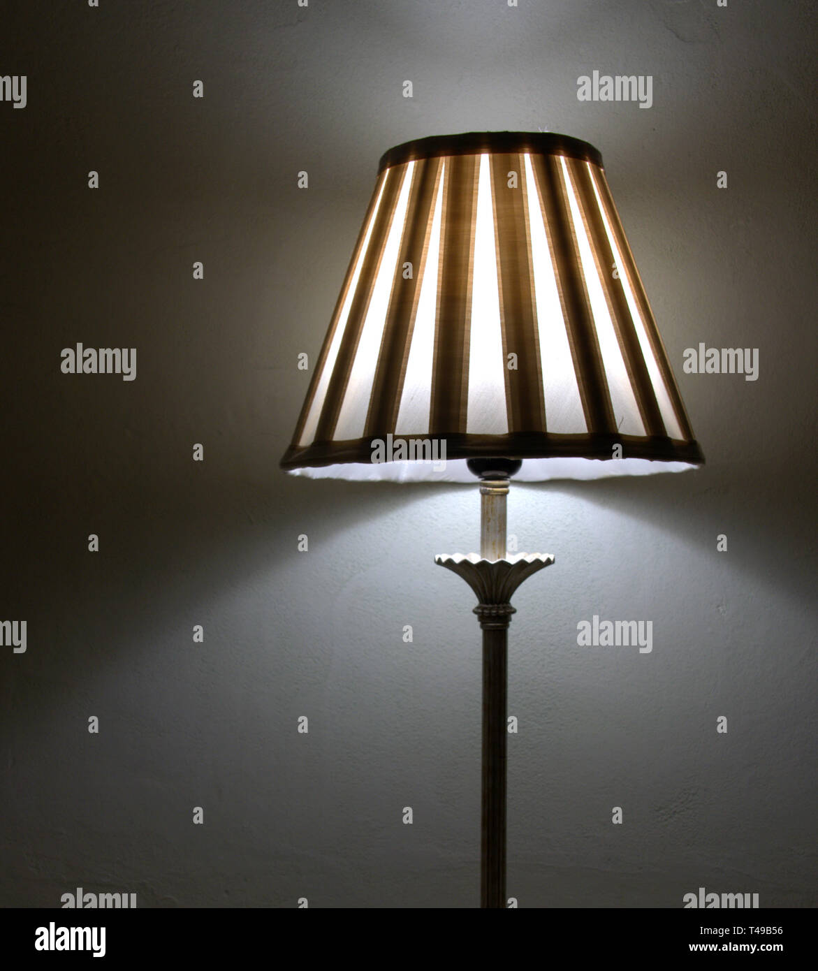 Decorative lampada vintage sulla parte superiore di una tavola con la luce Foto Stock