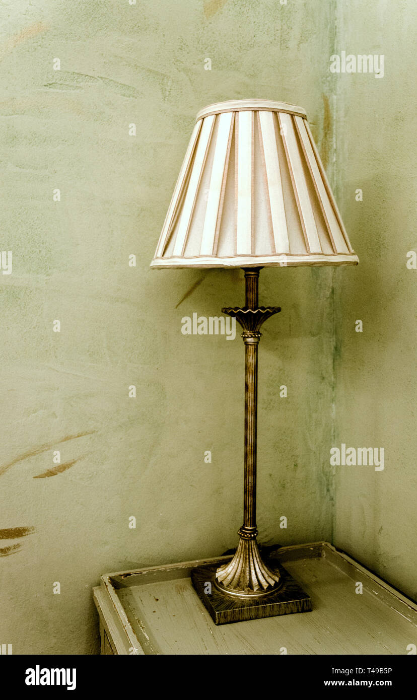 Decorative lampada vintage sulla parte superiore di una tavola con la luce Foto Stock