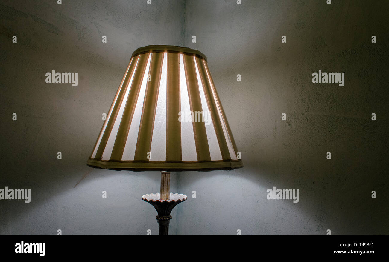 Decorative lampada vintage sulla parte superiore di una tavola con la luce Foto Stock