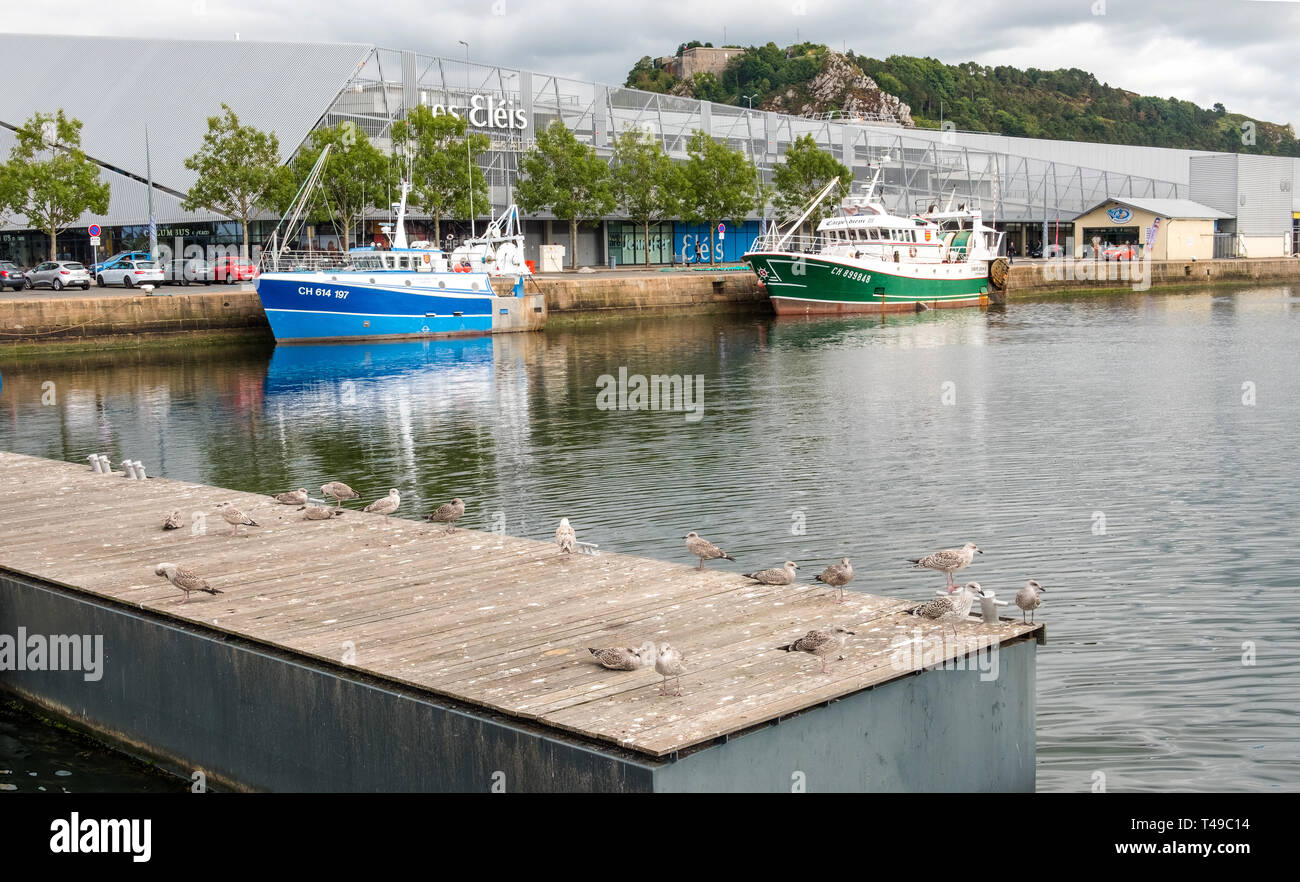 Cherbourg-Octeville, Francia - 21 agosto 2018: Il Les Eleis Shopping center sul terrapieno nel porto di Cherbourg city. La Normandia, Francia Foto Stock