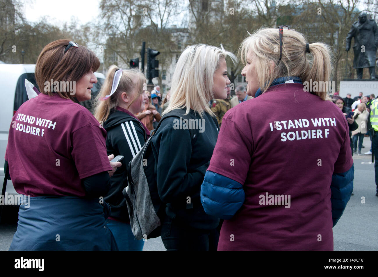 Londra 12 Aprile 2019. La piazza del Parlamento. Due donne indossare maroon t shirts (il colore del reggimento paracadutisti) con le parole "io il cavalletto con il soldato Foto Stock