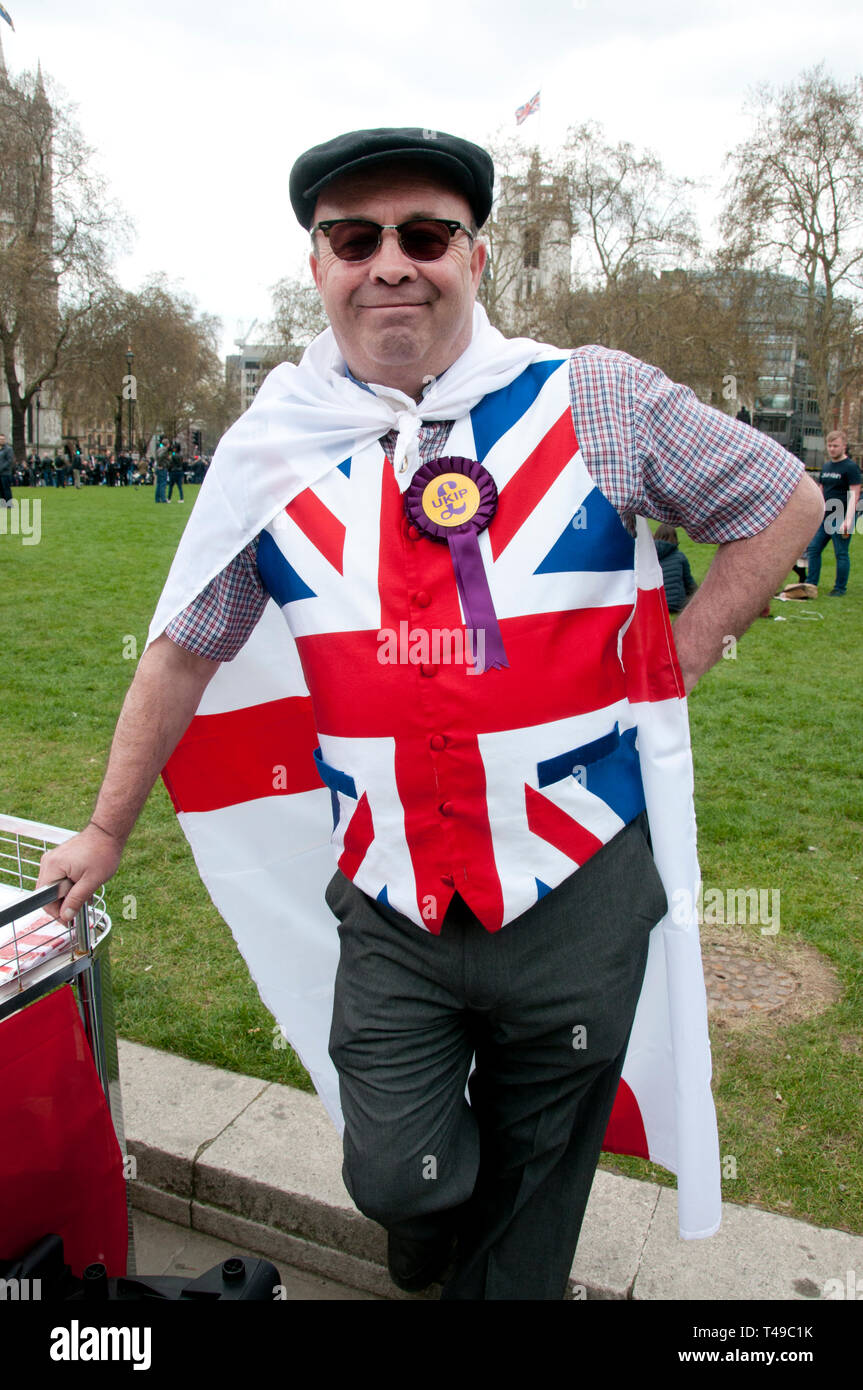 Londra 12 Aprile 2019. La piazza del Parlamento. Rolling Thunder Rally a sostegno del soldato F. un sostenitore UKIP vende Union Jack. Foto Stock