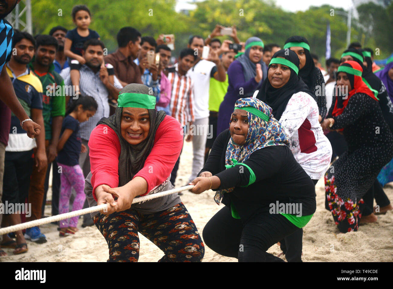 Donne maldiviano tirando la corda per il divertimento Foto Stock