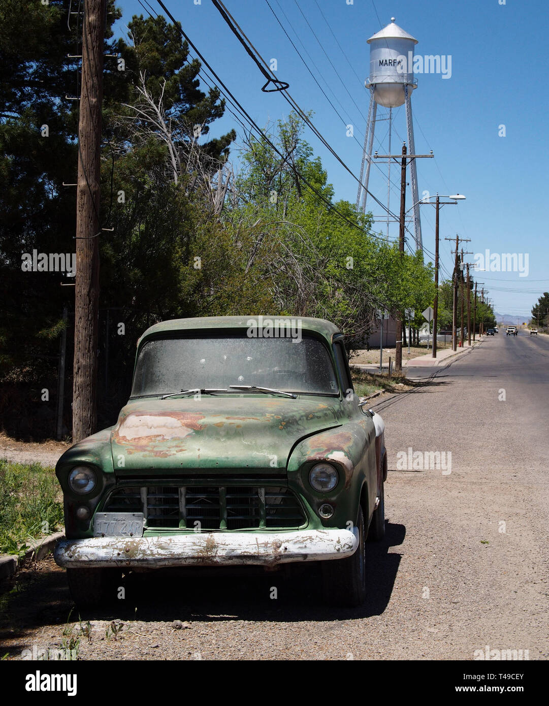 Vecchio camioncino parcheggiato in una strada di Marfa, Texas. Foto Stock