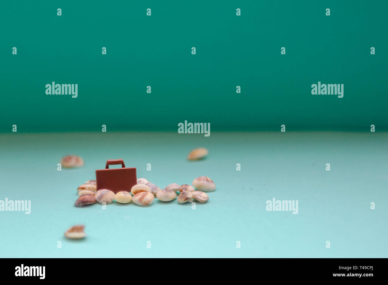 Toy Valigia modello su uno sfondo blu. Un viaggio al mare in aereo in vacanza. Weekend in auto. Concetto di viaggio dello sfondo. Foto Stock